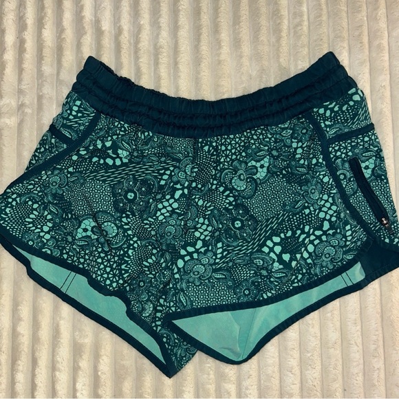 lululemon athletica Green Patterned Athletic Shorts Tracker Size 10 - Picture 4 of 7